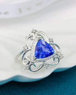 每出必售的高質抵價坦桑石collecion! 1.715ct Tanzanite Ring💙👑! 0.31ct diamond & 18k gold, price 7880HKD 浪漫高級感宮廷風設計坦桑石戒指💙👑! 玻璃體濃郁靚色坦桑石1.715ct,有型好火! triangle shape!搭配復古蕾絲設計! 鑽石31份&18K金材質,超抵只售7880HKD64211550381185110