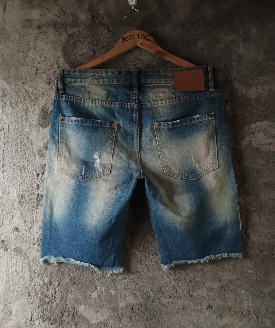 DSQUARED2 | Men's Distressed Denim Short (Category: Shorts) located in Naga. Submitted by bossyingthrifts (Listing ID 1392960600, Image 2). Description: DSQUARED2 | Men's Distressed Denim Short Waist: 36 Length: 21 Hem (leg opening): 9 Color rate : 9.5/10 Excellent Condition Issue : none / need wash 1550 + sf Actual color may slightly vary due to lighting Location: Bicol Naga City 💵 MOP: Gcash only (payment first) 🚛 courier : J&T Express.