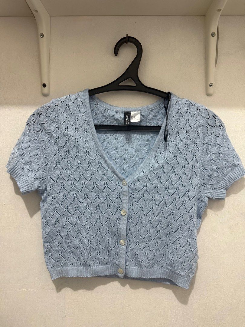 H&M Blue Cropped Top Shirt (Category: Shirts) located in Pasig City. Submitted by danielcf (Listing ID 1392966971, Image 1). Description: Preloved. Original. Negotiable. Shipping from Binan, Laguna..