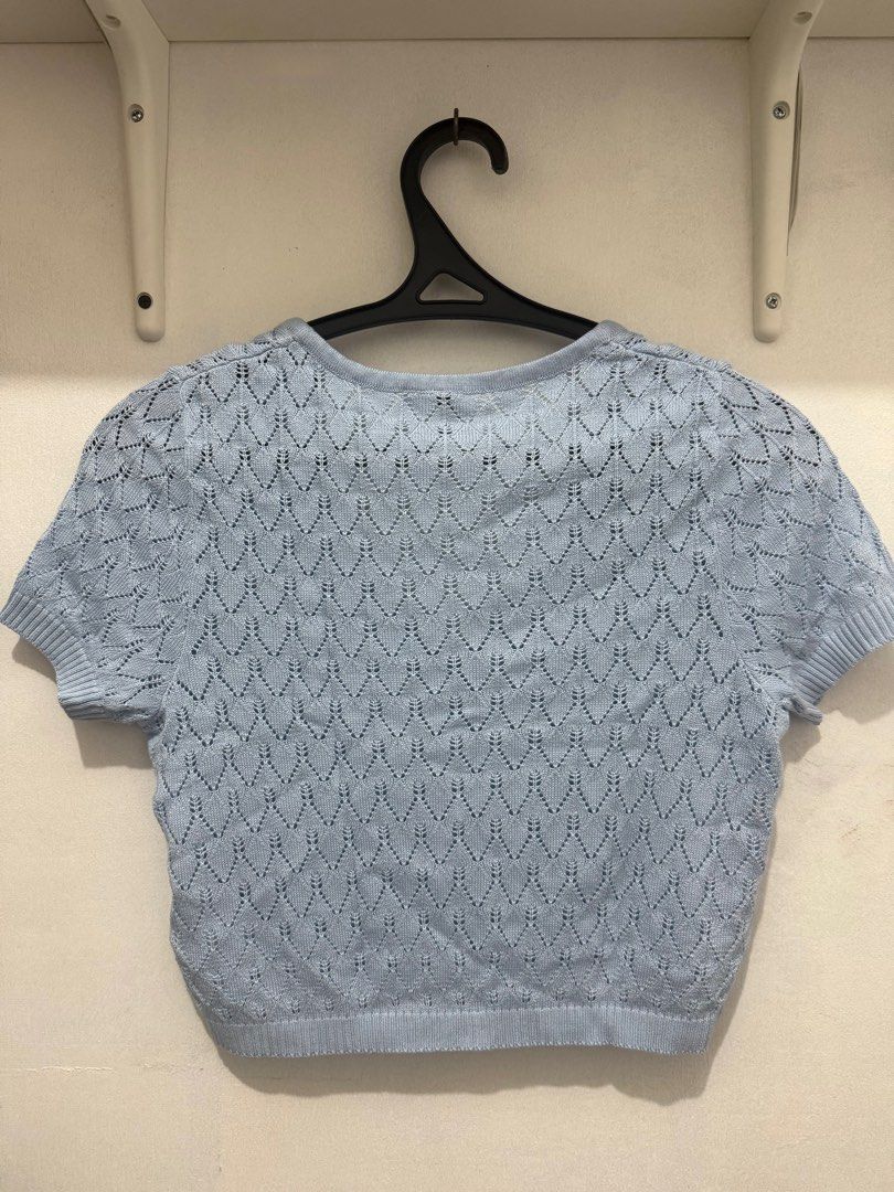 H&M Blue Cropped Top Shirt (Category: Shirts) located in Pasig City. Submitted by danielcf (Listing ID 1392966971, Image 2). Description: Preloved. Original. Negotiable. Shipping from Binan, Laguna..