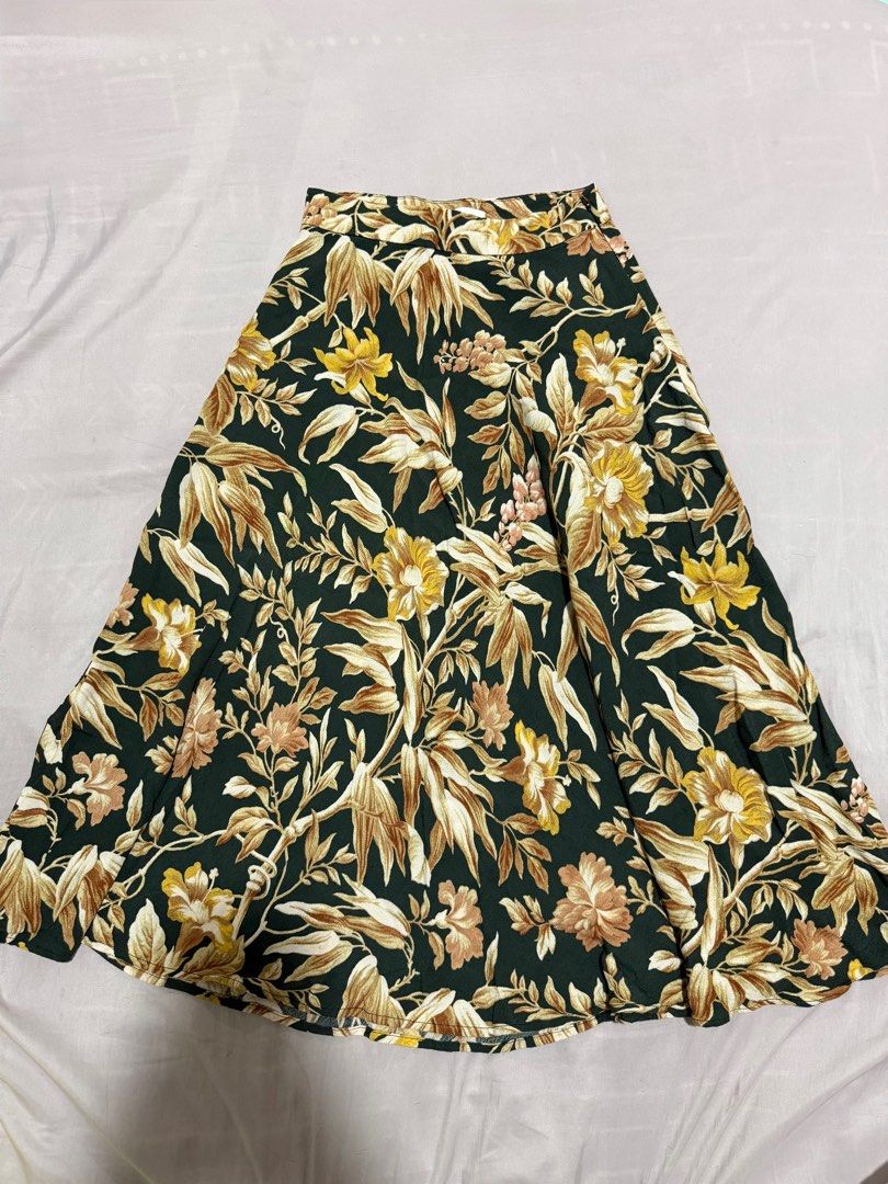 H&M Floral Maxi Skirt (Category: Skirts) located in Pasig City. Submitted by danielcf (Listing ID 1392967940, Image 1). Description: Preloved. Original. Negotiable. Shipping from Binan, Laguna..