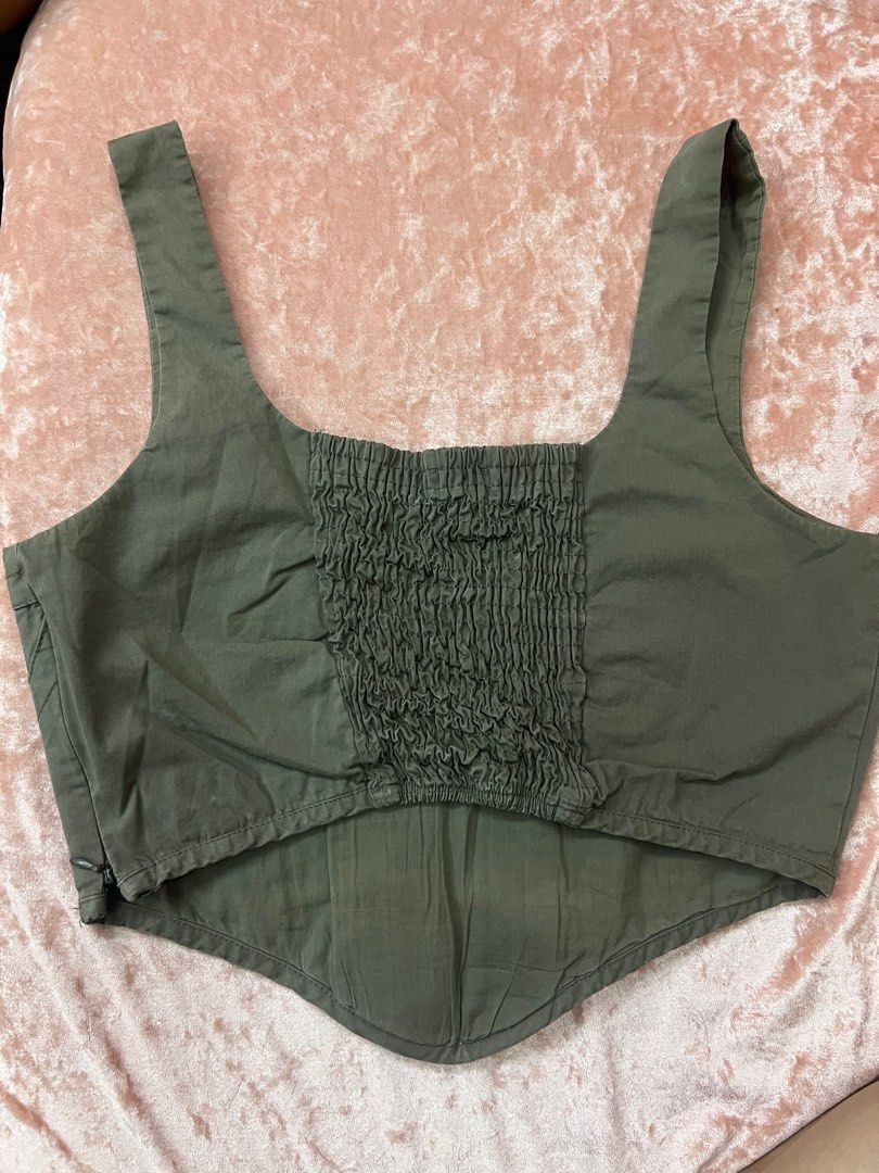 H&M sleeveless top (Category: Sleeveless) located in Marilao. Submitted by sweetrepeat24 (Listing ID 1392940993, Image 2). Description: This is a preloved so please manage your expectation. A bit loose na po for me since i lost weight for about 6kilos. Fit med to large Up for grab po very sexy sya.