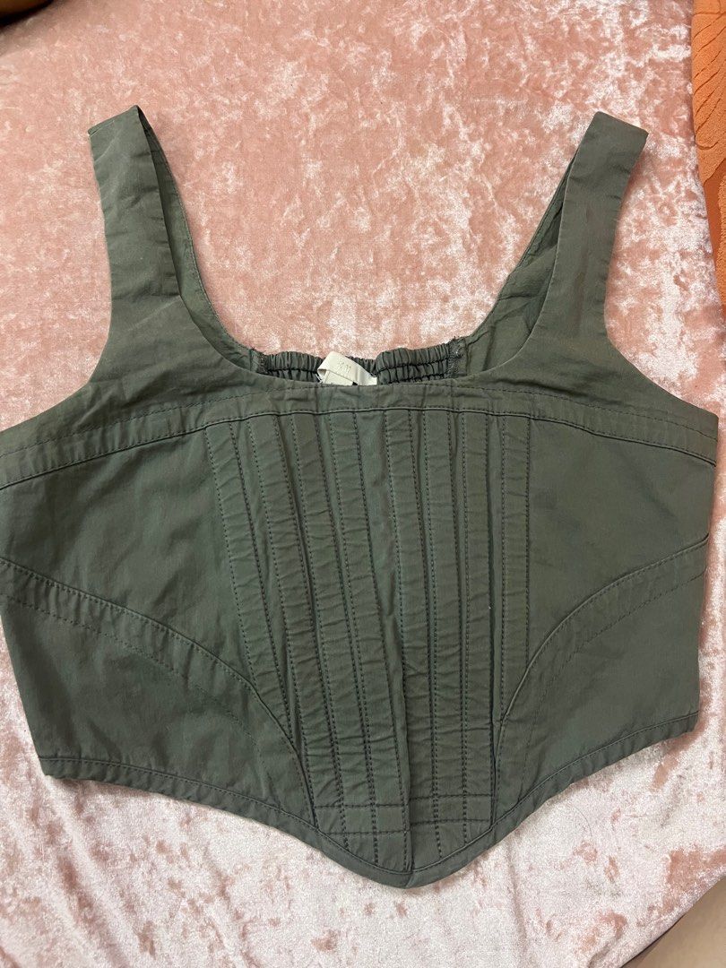 H&M sleeveless top (Category: Sleeveless) located in Marilao. Submitted by sweetrepeat24 (Listing ID 1392940993, Image 1). Description: This is a preloved so please manage your expectation. A bit loose na po for me since i lost weight for about 6kilos. Fit med to large Up for grab po very sexy sya.