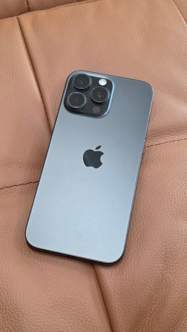 (Category: iPhone 16 Series) located in Singapore. Submitted by kkiddos (Listing ID 1392941265, Image 2). Description: Apple iPhone 16 Pro Max - Black color - 512GB storage - Battery health: 98% Protector on since day 1 (Glass and casing) Box available Only available on Friday 19 Sept Low ballers either get blocked or I will be rude to you. Read properly. If you don't respect my listing, I won't respect you..