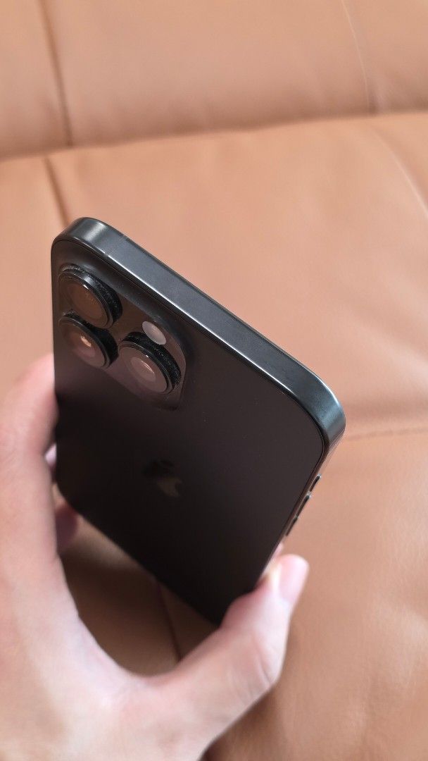 (Category: iPhone 16 Series) located in Singapore. Submitted by kkiddos (Listing ID 1392941265, Image 3). Description: Apple iPhone 16 Pro Max - Black color - 512GB storage - Battery health: 98% Protector on since day 1 (Glass and casing) Box available Only available on Friday 19 Sept Low ballers either get blocked or I will be rude to you. Read properly. If you don't respect my listing, I won't respect you..