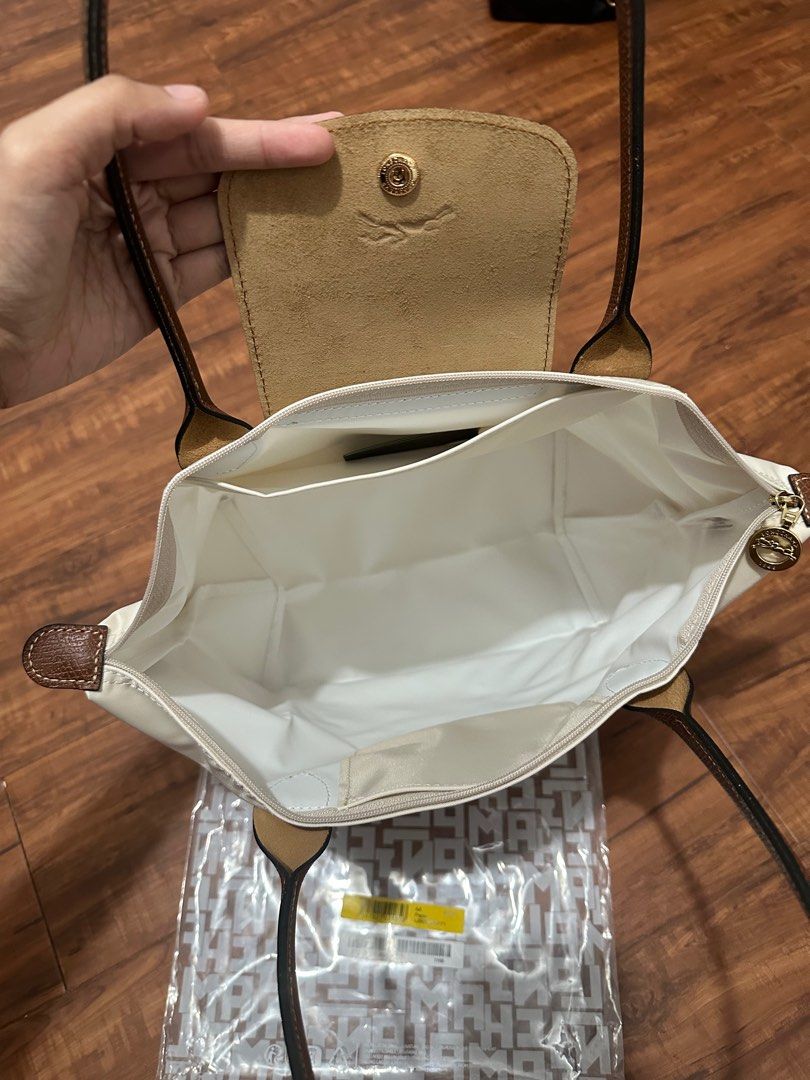 FREE SHIPPING Longchamp Classic Papier Long Handle (Category: Luxury Bags & Wallets) located in Makati City. Submitted by lux.mariah (Listing ID 1392940876, Image 2). Description: Longchamp Classic - Long Handle Free shipping on all Longchamp bags purchased from September to October Buy 2 Longchamp Classic Bags → Less ₱500 Pesos + Free Shipping Buy 3 or more → Less ₱1,000 Pesos + Free Shipping ☺️ Available in Medium & Large size Papier color Mode