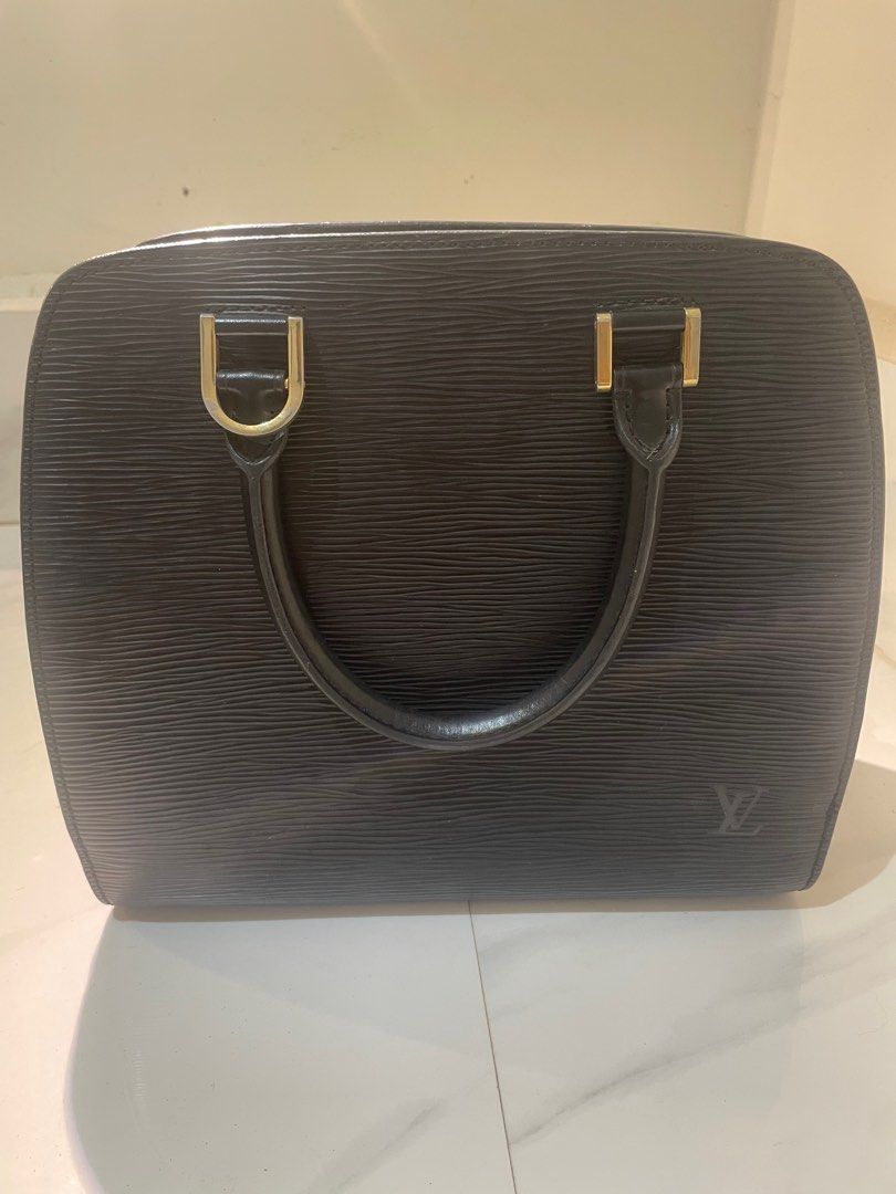 Louis Vuitton Epi Pont Neuf black (Category: Luxury Bags & Wallets) located in Manila. Submitted by monyes1 (Listing ID 1392905332, Image 1). Description: Bag is in good condition Leather, stitches, and zippers in good condition Meet up or shipping.