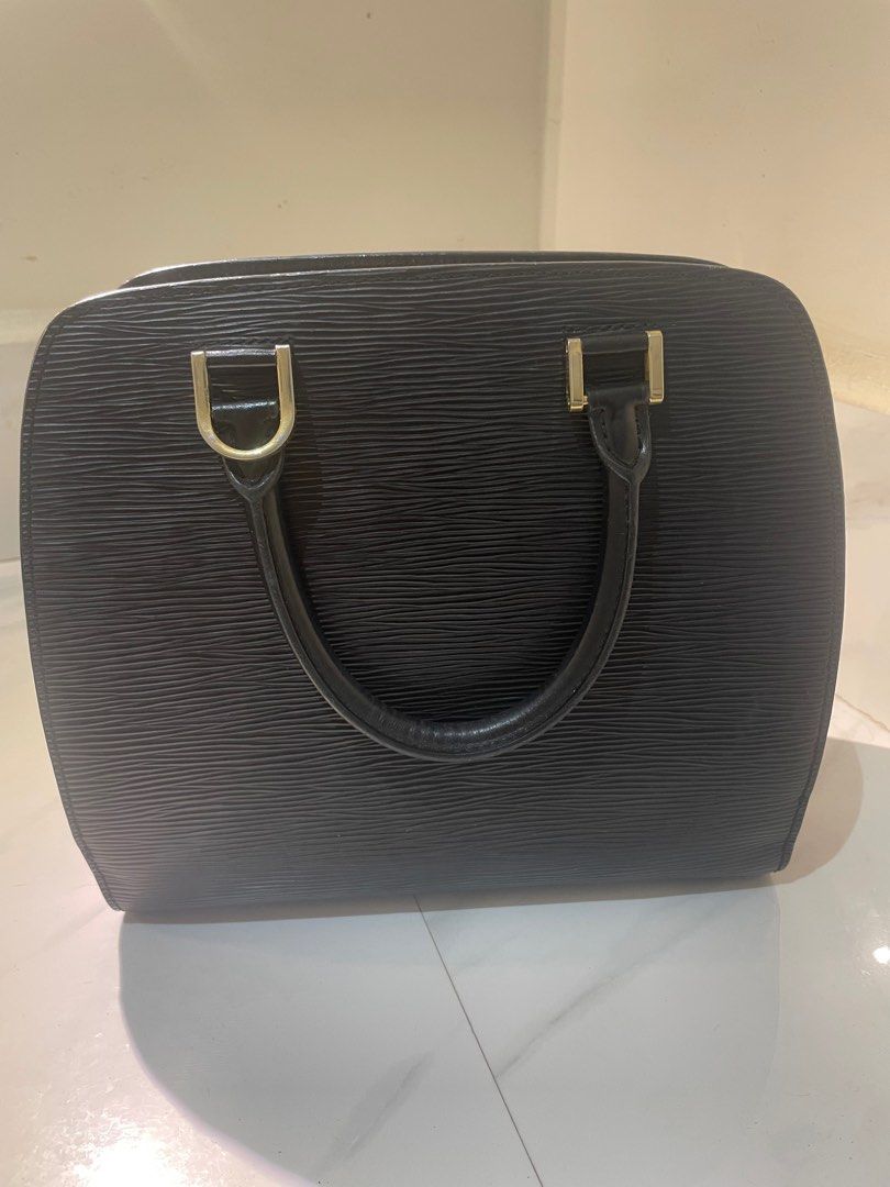 Louis Vuitton Epi Pont Neuf black (Category: Luxury Bags & Wallets) located in Manila. Submitted by monyes1 (Listing ID 1392905332, Image 2). Description: Bag is in good condition Leather, stitches, and zippers in good condition Meet up or shipping.