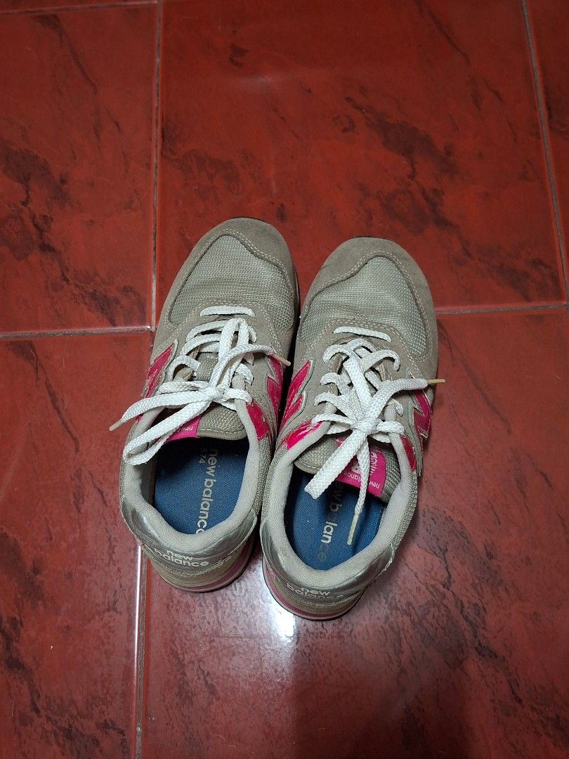 New Balance 574 Gray Pink (Category: Sneakers) located in Manila. Submitted by declutterthingz30 (Listing ID 1392908291, Image 2). Description: US 7 on women's size.