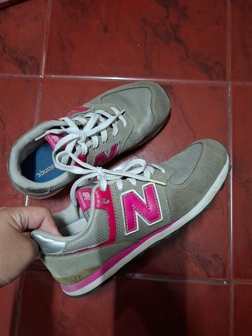 New Balance 574 Gray Pink (Category: Sneakers) located in Manila. Submitted by declutterthingz30 (Listing ID 1392908291, Image 1). Description: US 7 on women's size.