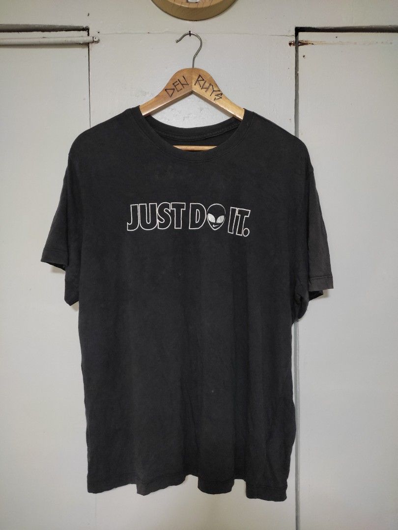 Nike alien workshop tee (Category: Tshirts & Polo Shirts ) located in Bacolod City. Submitted by zeich_thrift (Listing ID 1392944566, Image 1). Description: Nike alien workshop tee 23x28 Very good condition Issue: see last photo.