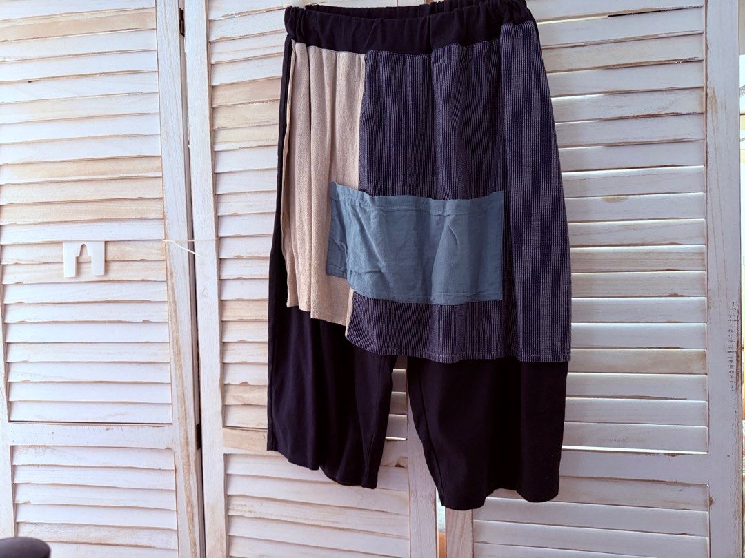 Patchwork Culottes （分類：其他下身）位於 Hong Kong。 由 silverstar_c525c3 提交（商品編號 1392926801，圖片 2）。簡介： These culottes feature a unique patchwork design with various fabric panels. They have an elastic waistband and a relaxed fit. There is a pocket on the front and two pockets on the back. The color scheme includes navy, beige, and blue. These pants are comfortable and stylish.。
