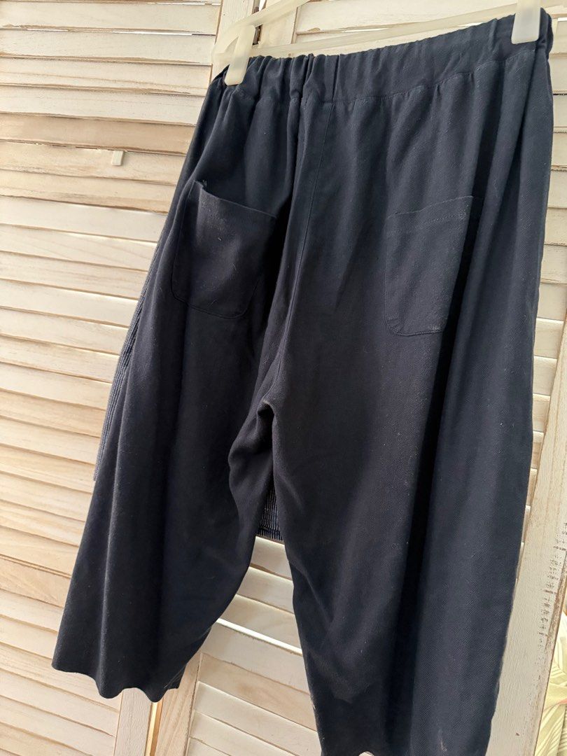Patchwork Culottes （分類：其他下身）位於 Hong Kong。 由 silverstar_c525c3 提交（商品編號 1392926801，圖片 3）。簡介： These culottes feature a unique patchwork design with various fabric panels. They have an elastic waistband and a relaxed fit. There is a pocket on the front and two pockets on the back. The color scheme includes navy, beige, and blue. These pants are comfortable and stylish.。