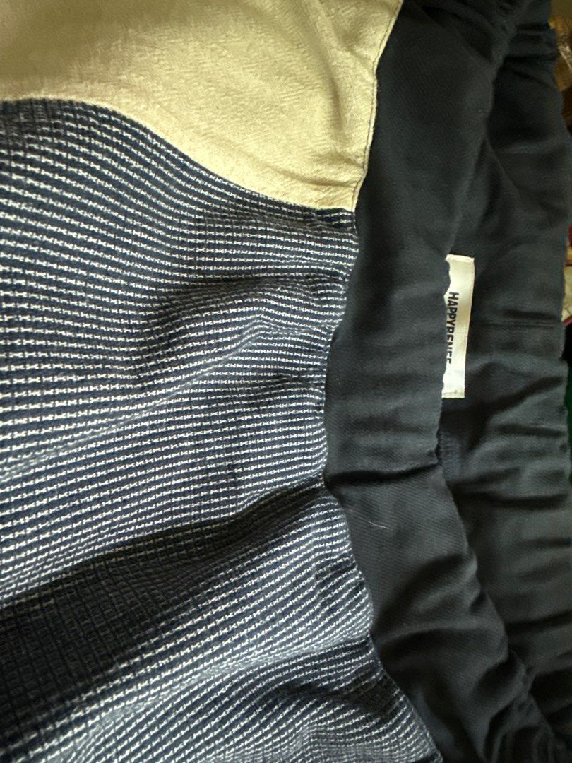 Patchwork Culottes （分類：其他下身）位於 Hong Kong。 由 silverstar_c525c3 提交（商品編號 1392926801，圖片 4）。簡介： These culottes feature a unique patchwork design with various fabric panels. They have an elastic waistband and a relaxed fit. There is a pocket on the front and two pockets on the back. The color scheme includes navy, beige, and blue. These pants are comfortable and stylish.。
