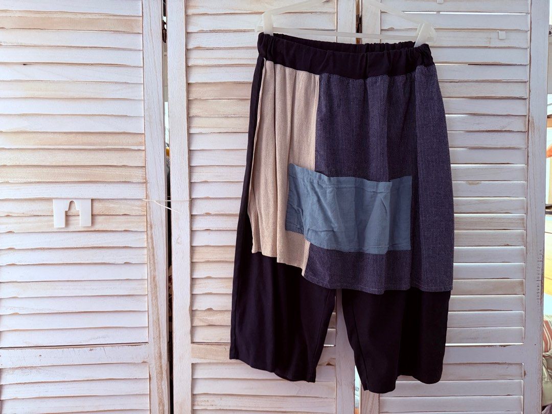 Patchwork Culottes （分類：其他下身）位於 Hong Kong。 由 silverstar_c525c3 提交（商品編號 1392926801，圖片 1）。簡介： These culottes feature a unique patchwork design with various fabric panels. They have an elastic waistband and a relaxed fit. There is a pocket on the front and two pockets on the back. The color scheme includes navy, beige, and blue. These pants are comfortable and stylish.。
