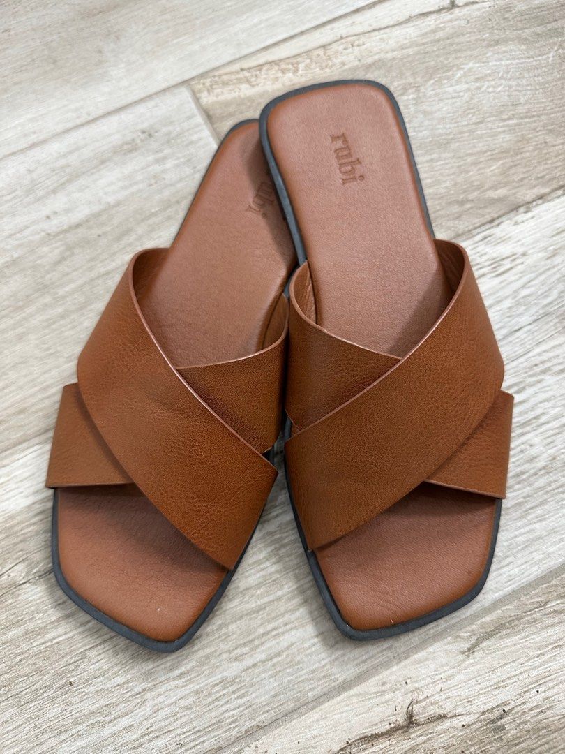 Rubi Crossover Brown Sandals (Category: Flats & Sandals) located in Paranaque City. Submitted by giatorres (Listing ID 1393027265, Image 2). Description: .