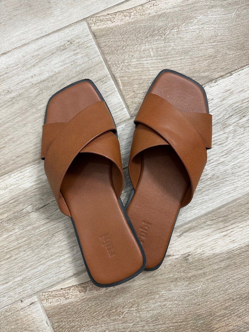 Rubi Crossover Brown Sandals (Category: Flats & Sandals) located in Paranaque City. Submitted by giatorres (Listing ID 1393027265, Image 1). Description: .