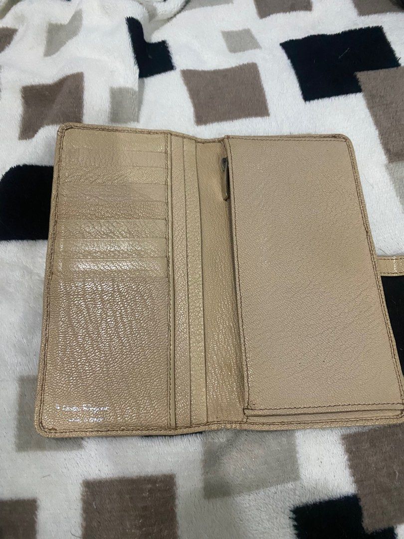 Salvatore ferragamo (Category: Luxury Bags & Wallets) located in Cainta. Submitted by 3rd_street.onlineshop (Listing ID 1392931490, Image 3). Description: Coded Minimal fadings no bakbak no cracks Normal signs of usage Sf not included Payment first .