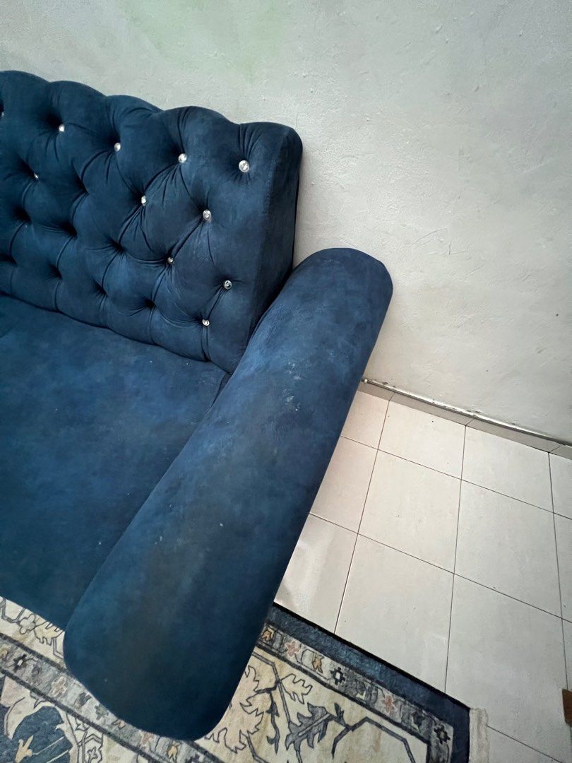Sofas (Category: Sofas) located in Kuala Lumpur. Submitted by Anina (Listing ID 1392898543, Image 3). Description: sofa ni mak sedara nak jual sebab nak tukar jenis lain..berminat boleh dtg terus tengok dan beli..self pickup/lalamove.. kena cuci sikit dah cantik balik.. arm rest belah kiri mcm renggang sikit tapi tak defect sgt.. warna navy blue.