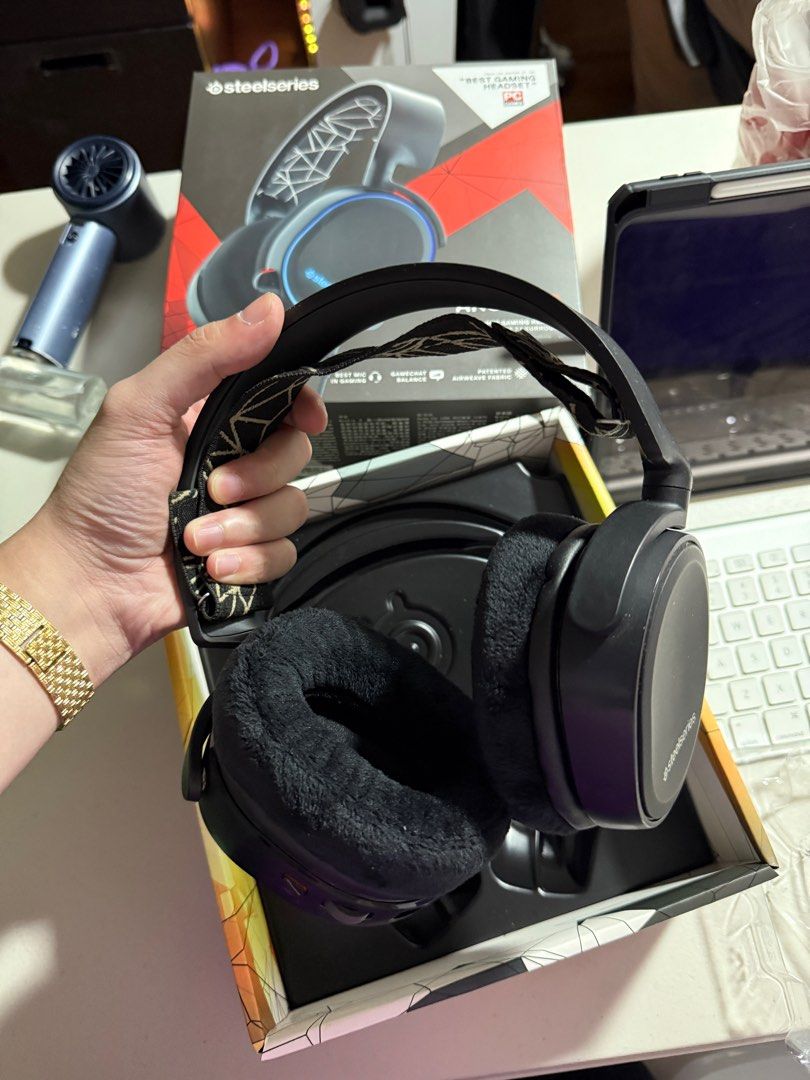 Steelseries arctis 5 (Category: Headphones & Headsets) located in Makati City. Submitted by size9pls (Listing ID 1392927330, Image 2). Description: 📌 For Sale 📋 Details: SteelSeries Arctis 5 Wired Gaming Headset Condition: Used with original box Ear Cushions cup cover pillow Issue: need wash rubber band and small wire tear (still repairable) Description: SteelSeries Arctis 5 – Gaming Headset Drivers: 40mm Neodymium Frequency Response (Headphone