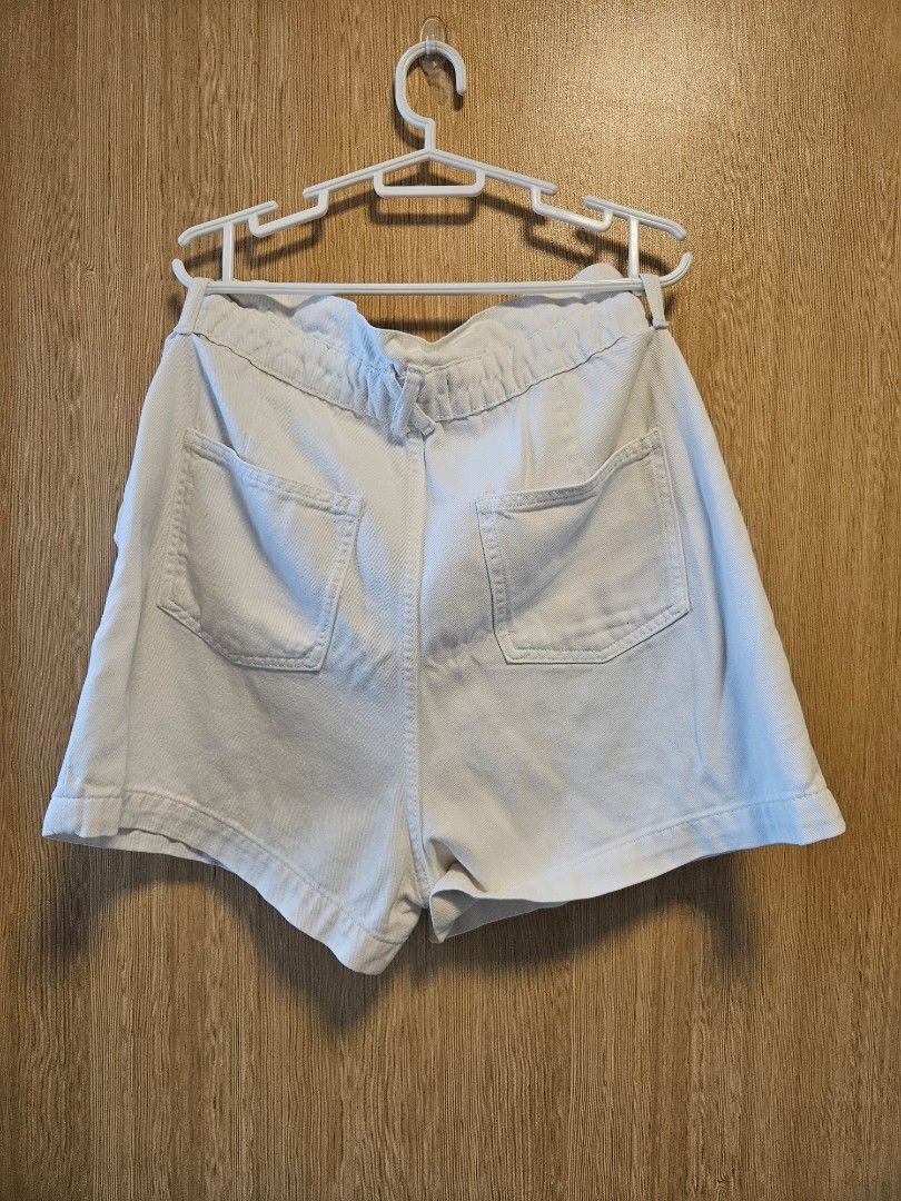 White zara denim shorts (Category: Shorts) located in Manila. Submitted by declutter_daruma (Listing ID 1393020120, Image 2). Description: size Eur 42 L - 47cm W - 39cm.