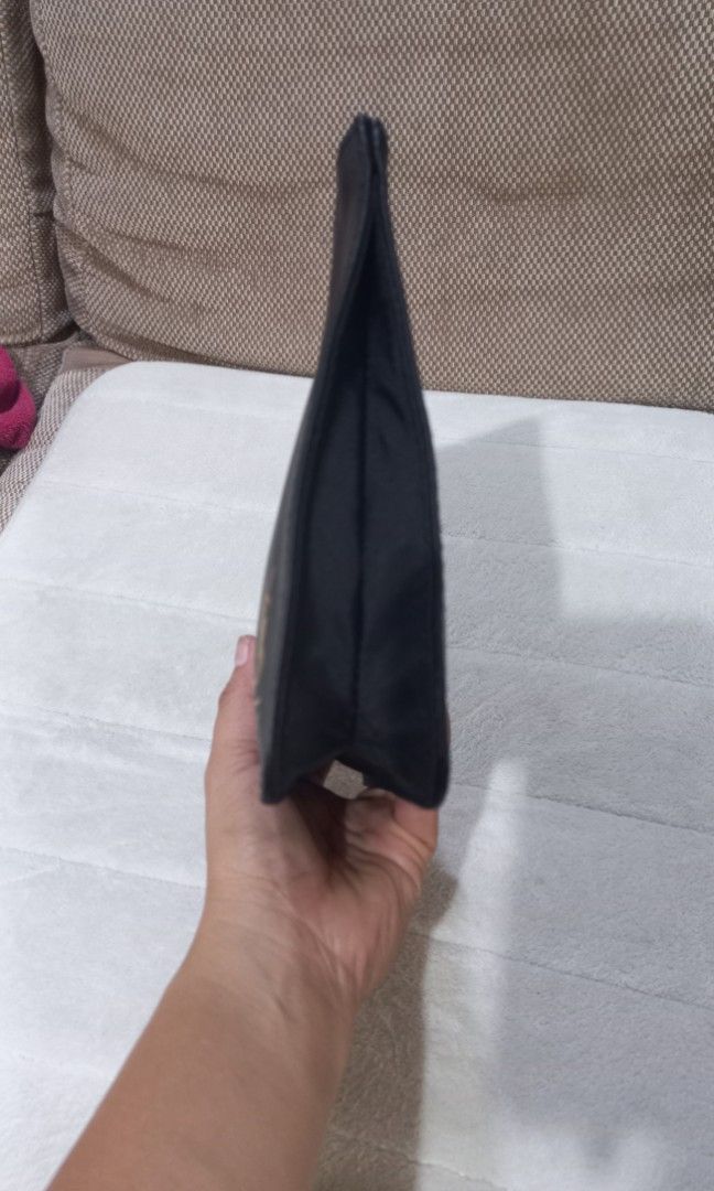 YSL Beaute Cosmetic Bag Pouch Black (Category: Luxury Bags & Wallets) located in Gattaran. Submitted by uploadtounload (Listing ID 1392873004, Image 2). Description: .