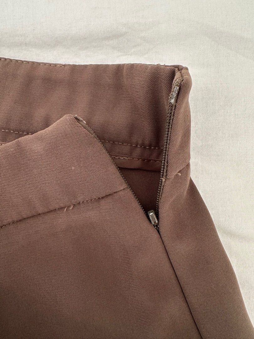Zara Olive Green Pants (Category: Other Bottoms) located in Paranaque City. Submitted by giatorres (Listing ID 1392878223, Image 3). Description: Note: zipper hold is missing but still works.