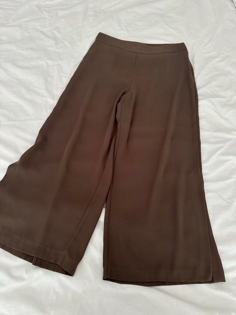Zara Olive Green Pants (Category: Other Bottoms) located in Paranaque City. Submitted by giatorres (Listing ID 1392878223, Image 1). Description: Note: zipper hold is missing but still works.
