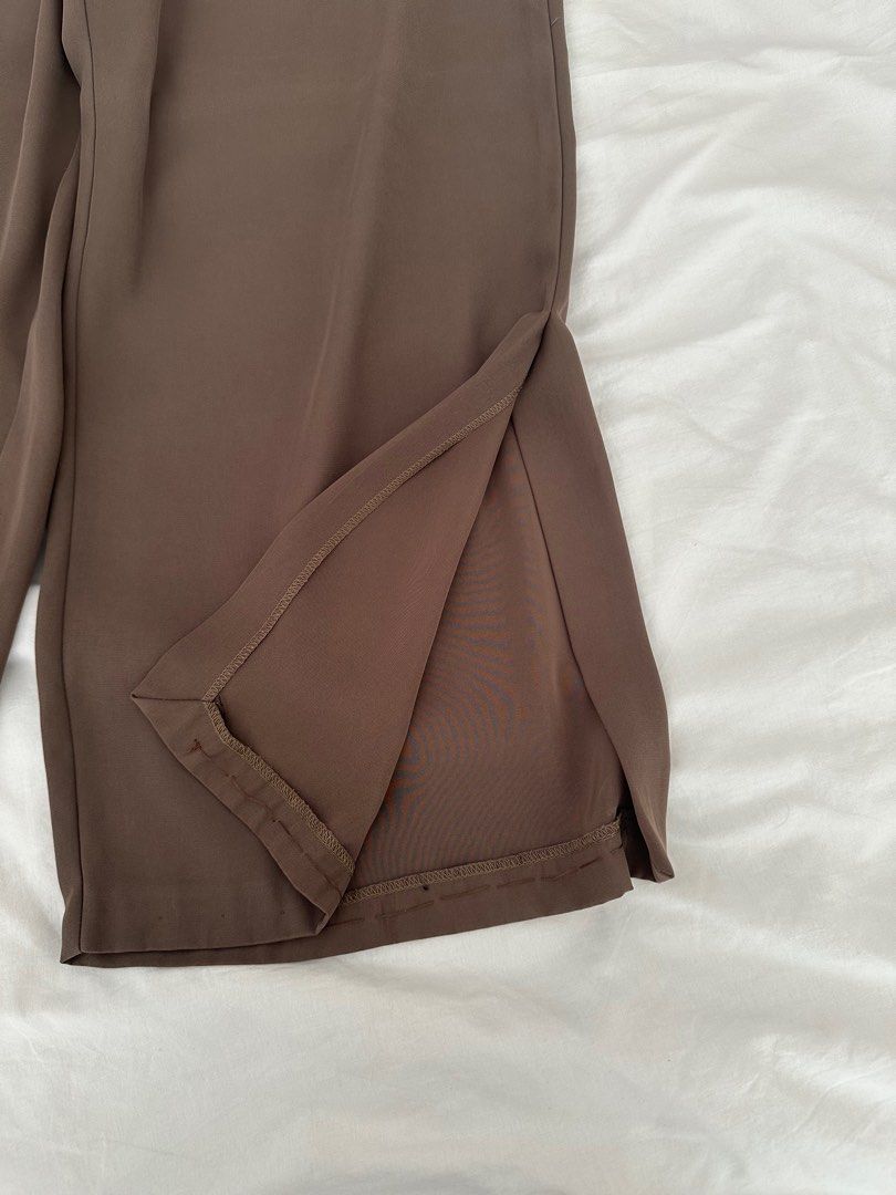 Zara Olive Green Pants (Category: Other Bottoms) located in Paranaque City. Submitted by giatorres (Listing ID 1392878223, Image 2). Description: Note: zipper hold is missing but still works.