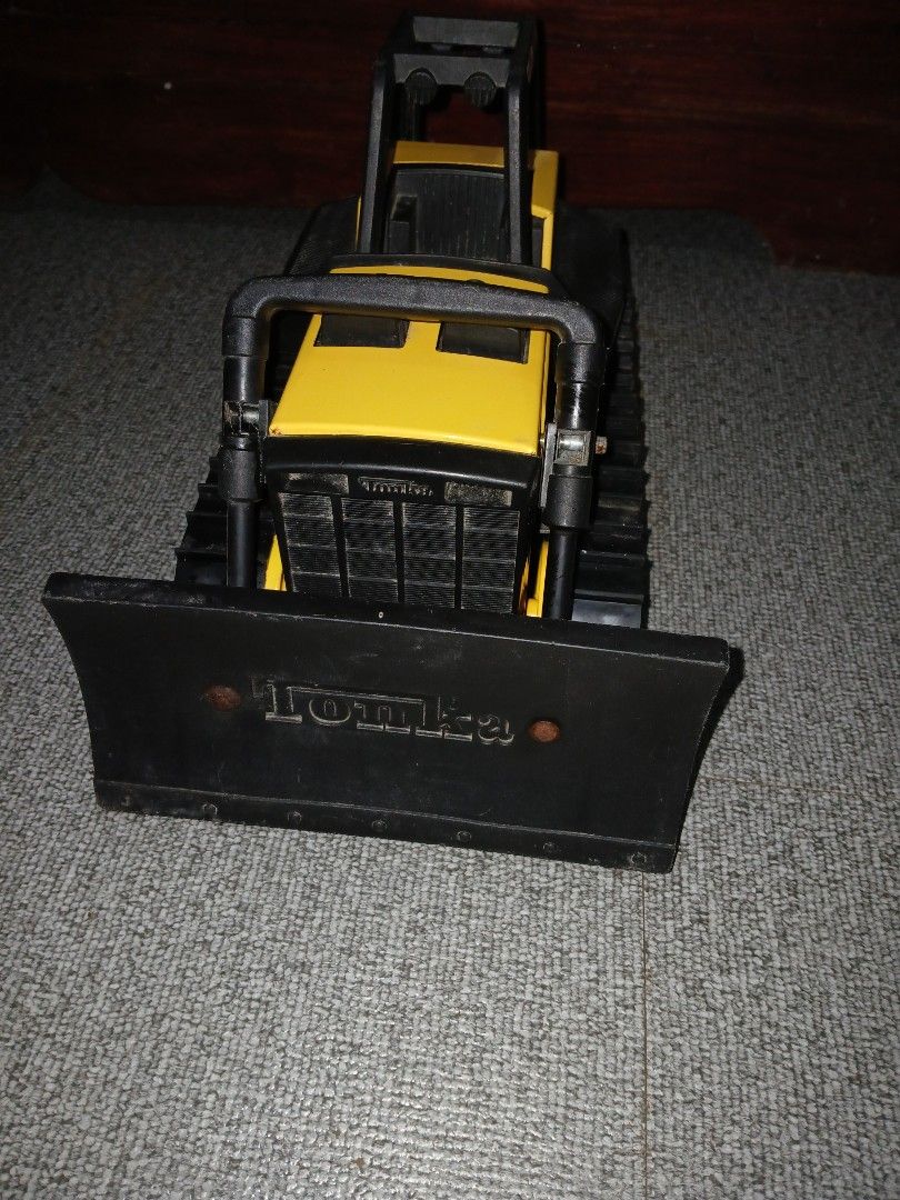 1999 Tonka Bulldozer (Category: Vehicle & Diecast Models) located in Cabuyao City. Submitted by treblig23 (Listing ID 1393117844, Image 3). Description: 1999 Tonka Bulldozer by: Hasbro Php 1900.00 Metal/Plastic Cabuyao/Sta. Rosa Laguna Area.