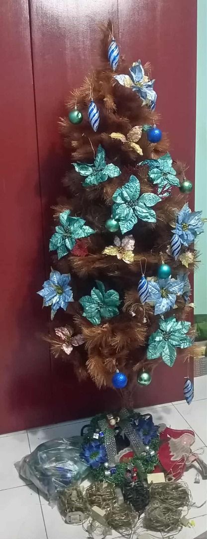 CHRISTMAS TREE (Category: Other Home Decor) located in Manila. Submitted by 08jhoyglee64228 (Listing ID 1393242587, Image 1). Description: 7 ft. Mahogany Christmas Tree, ALL IN decorations & 6 Christmas lights (all working) included. The Christmas Tree was only used twice. if interested, PM 09 15 05 3 46 99.