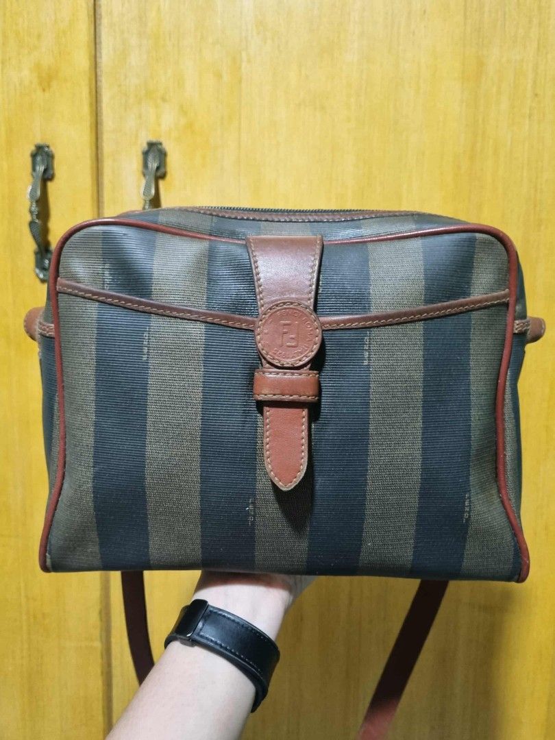 FENDI VINTAGE CROSSBODY (Category: Luxury Bags & Wallets) located in Caloocan City. Submitted by thon0806 (Listing ID 1393184055, Image 1). Description: authentic sign of used sa body maganda pa condition.