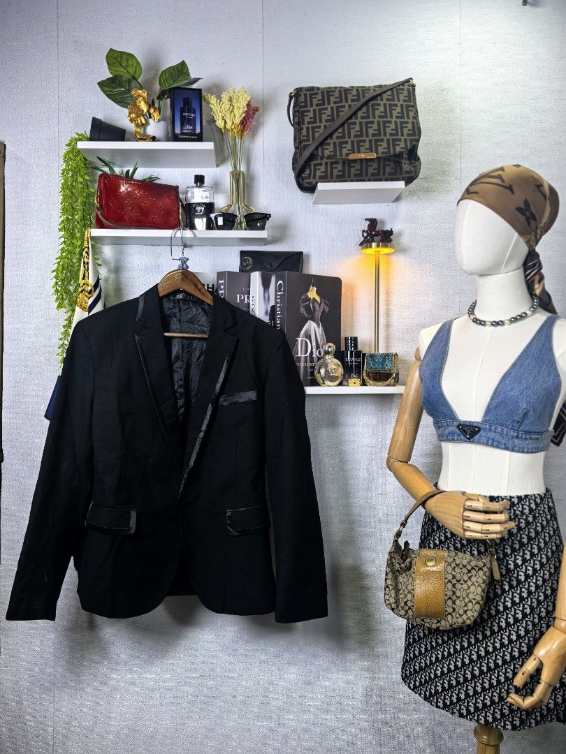 Gucci blazer black (Category: Luxury Apparel) located in Baguio. Submitted by ashzachary (Listing ID 1393202174, Image 1). Description: Gucci blazer black Condition :Excellent condition Color rate 10/10 Size : Medium Inches:W19. 5/L27 No issues No flaws Super ganda sa personal Pm. More details Good quality Plsss 📌No Bogus 📌No return MOP What you see is what you get PALAWAN, CEBUNA GCASH AND BDO Reminder😊 We're selling thrifted clothes so pleas