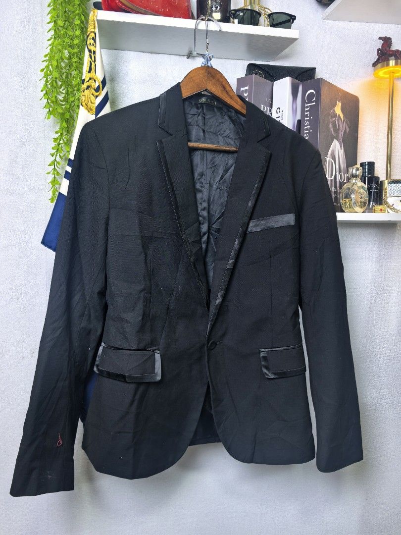 Gucci blazer black (Category: Luxury Apparel) located in Baguio. Submitted by ashzachary (Listing ID 1393202174, Image 2). Description: Gucci blazer black Condition :Excellent condition Color rate 10/10 Size : Medium Inches:W19. 5/L27 No issues No flaws Super ganda sa personal Pm. More details Good quality Plsss 📌No Bogus 📌No return MOP What you see is what you get PALAWAN, CEBUNA GCASH AND BDO Reminder😊 We're selling thrifted clothes so pleas