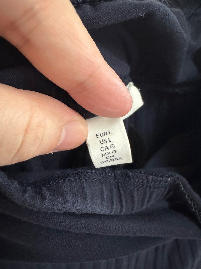 H&M maternity shorts navy blue (Category: Maternity wear) located in Makati City. Submitted by rarebs (Listing ID 1393105036, Image 3). Description: .