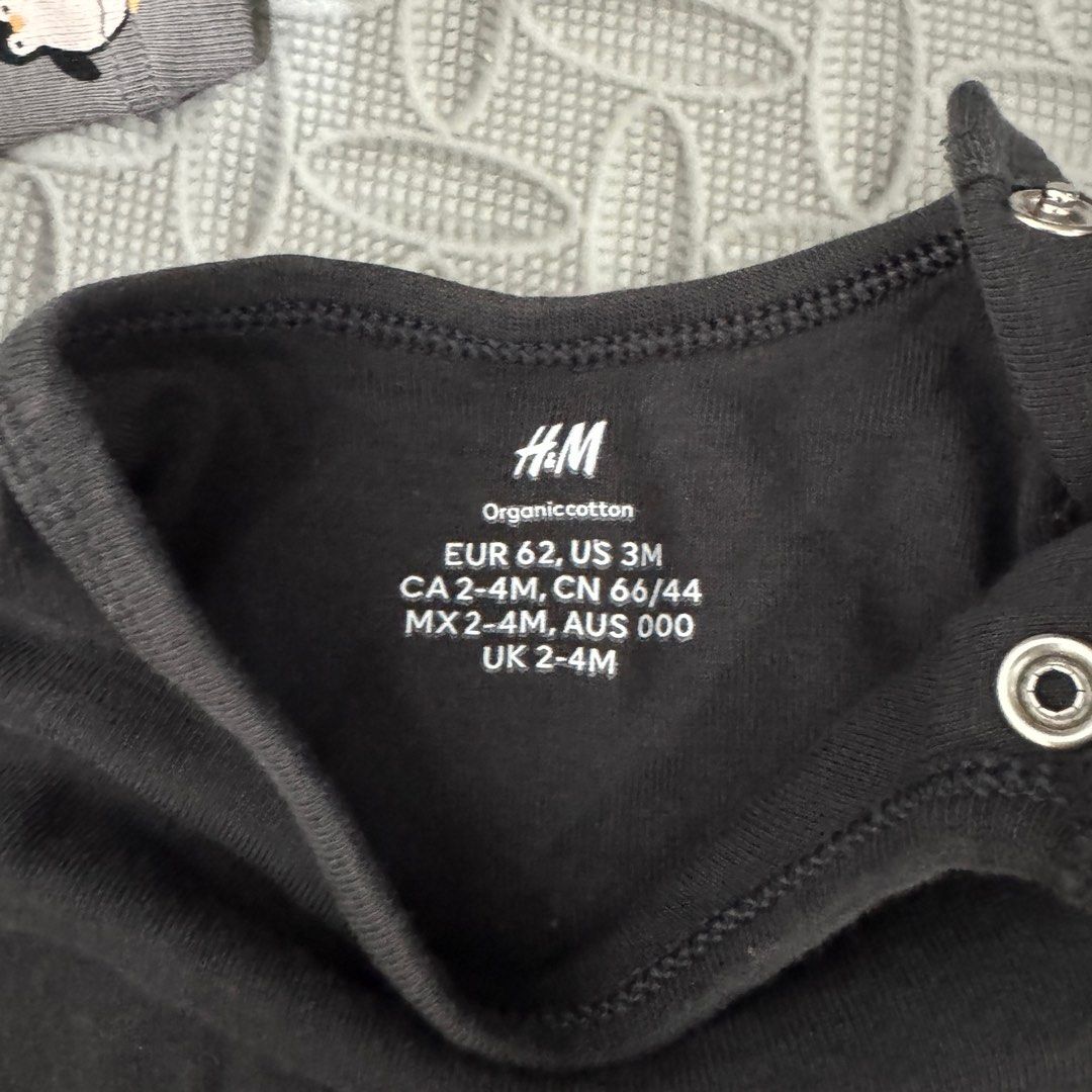H&M Onesies Unisex (Category: Babies & Kids Fashion) located in Pasig City. Submitted by amdlt (Listing ID 1393086111, Image 3). Description: Unisex onesies from H&M Size 2-4M.