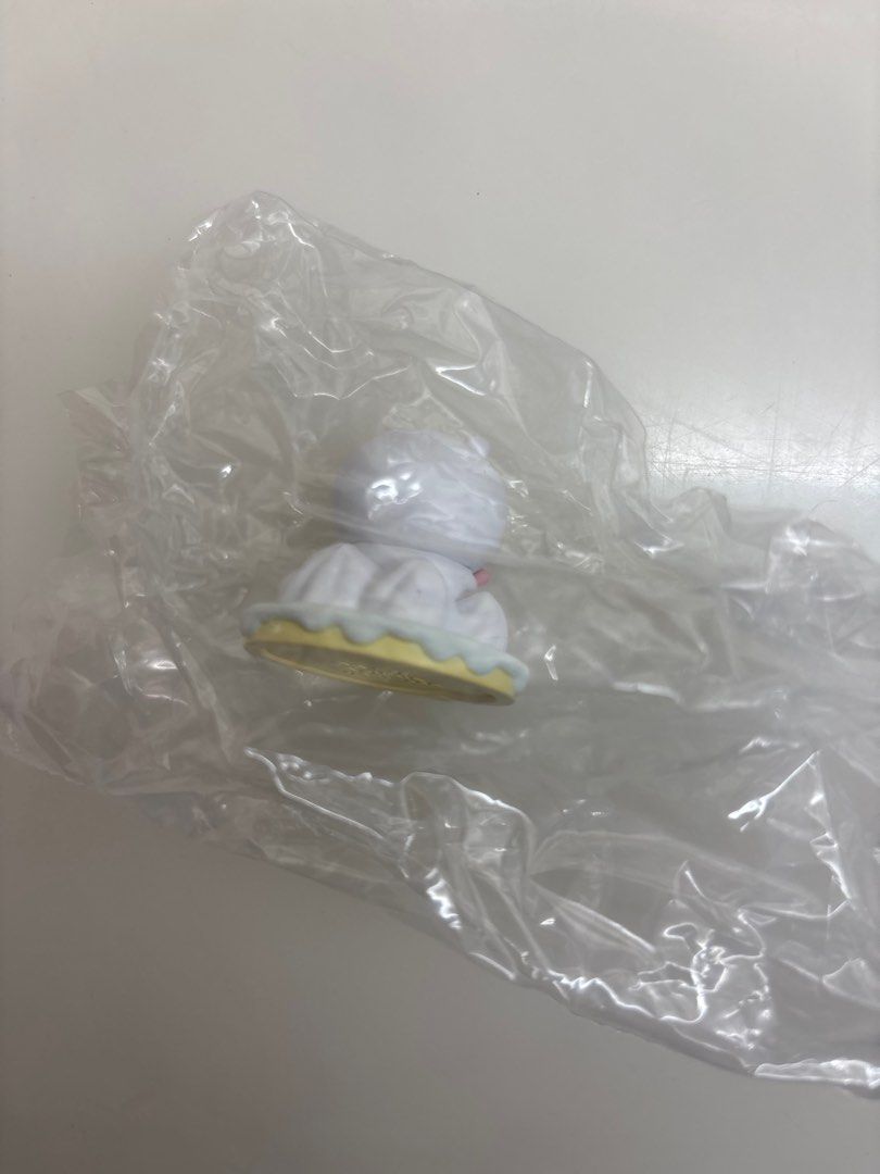 吉伊公仔 （分類：設計師玩具及盲盒）位於 Hong Kong。 由 ruby095 提交（商品編號 1393175603，圖片 2）。簡介： Cute Japanese capsule toy figure. It features a white character with a pink blush and a yellow accessory. The figure is still sealed in its original packaging. The packaging includes Japanese text and illustrations of other figures in the series.。
