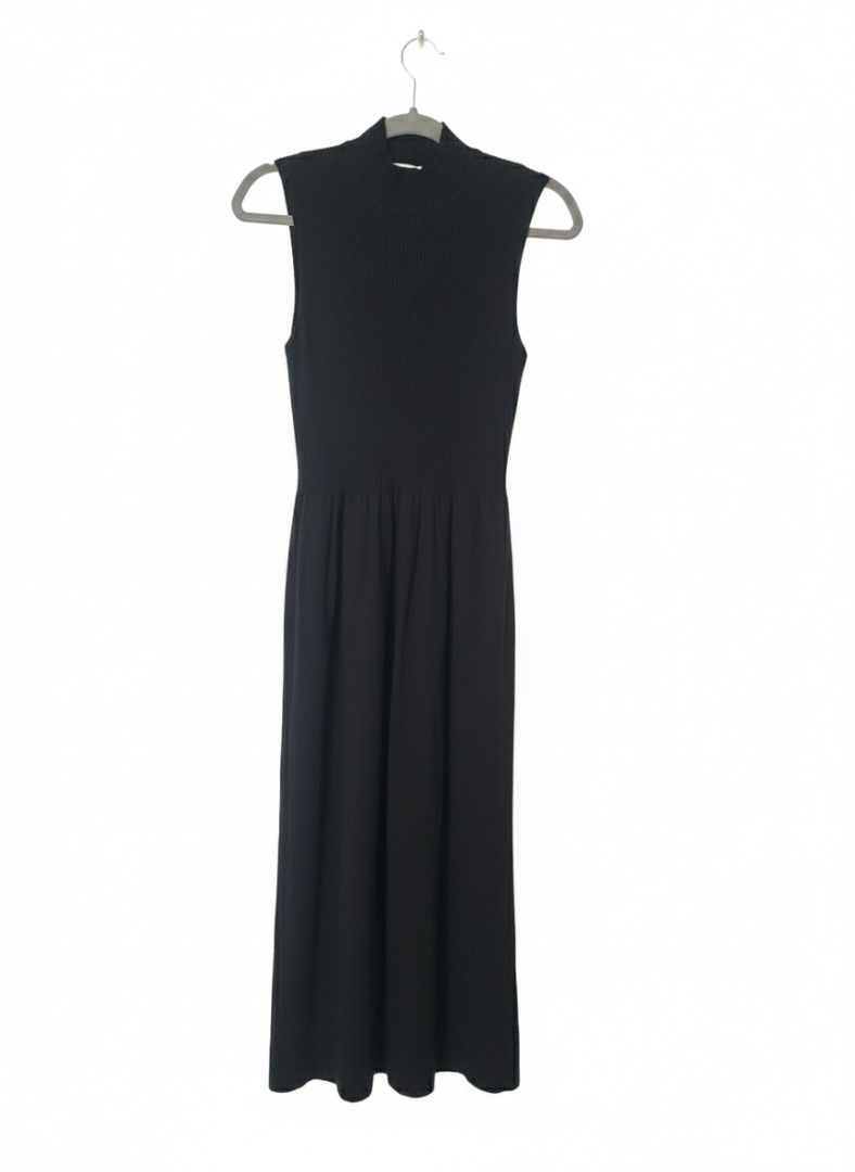 Knitted halter dress (Category: Dresses) located in Quezon City. Submitted by JFSCloset (Listing ID 1393082901, Image 1). Description: unbranded knitted dress bought in thailand free size can fit medium to xl length: 45in.