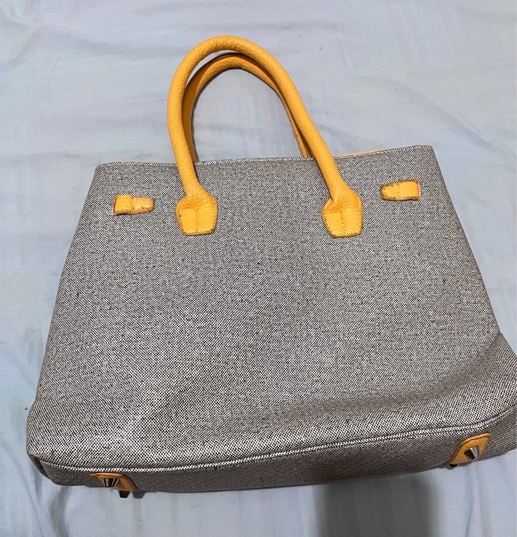 Leather Handbag (Category: Purses & Pouches) located in Baguio. Submitted by arkay_13 (Listing ID 1393240866, Image 2). Description: .