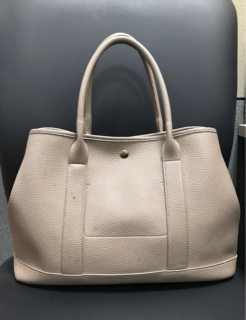 Leather Tote Bag (No Brand) (Category: Tote Bags) located in Quezon City. Submitted by juanna. (Listing ID 1393149565, Image 2). Description: ✅Pebbled leather ✅2-way with strap ✅Button closure ✅Side buttons for expansion ✅With minor pen marks in the lining inside ✅With minor stain at the back side of the bag (maybe removed with a leather cleaner) ✅L-16” W-10.5” Base-5”.