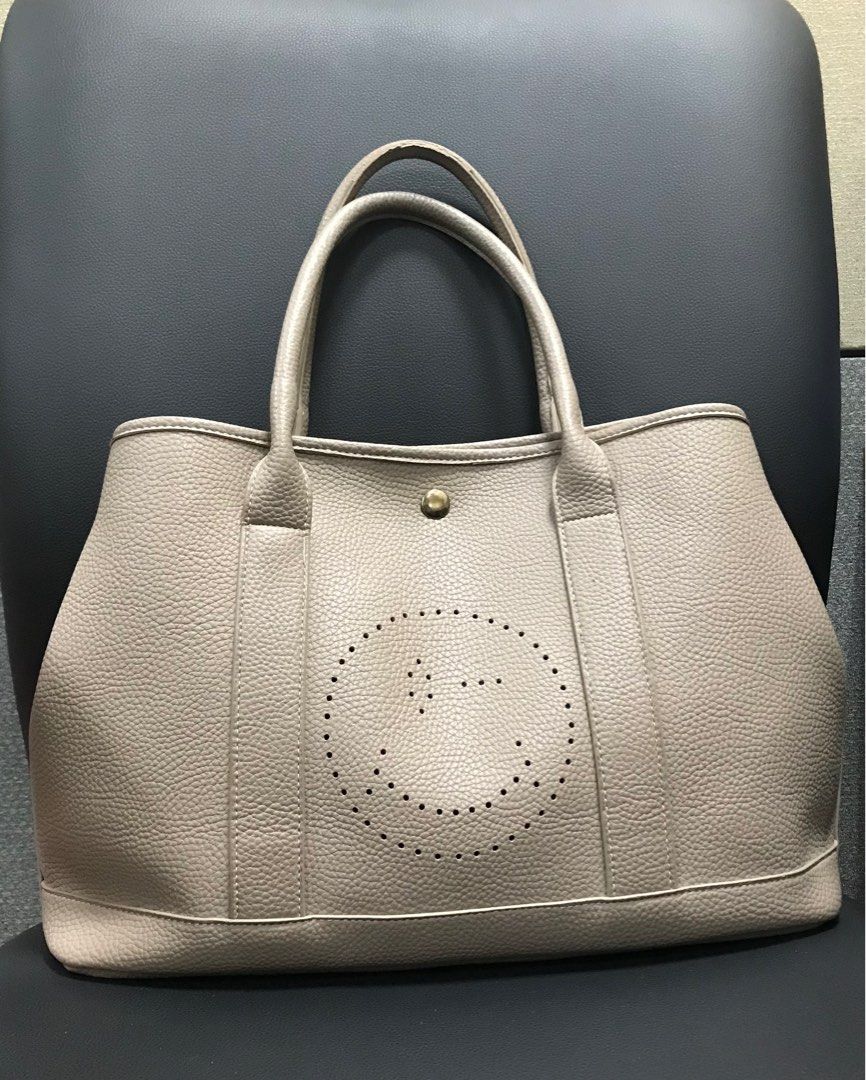 Leather Tote Bag (No Brand) (Category: Tote Bags) located in Quezon City. Submitted by juanna. (Listing ID 1393149565, Image 1). Description: ✅Pebbled leather ✅2-way with strap ✅Button closure ✅Side buttons for expansion ✅With minor pen marks in the lining inside ✅With minor stain at the back side of the bag (maybe removed with a leather cleaner) ✅L-16” W-10.5” Base-5”.