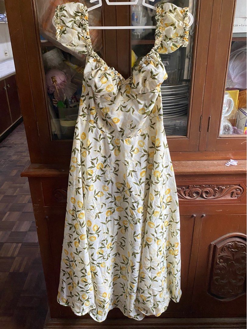 Lemon Printed Off Shoulder Midi Dress (Category: Dresses) located in Cebu City. Submitted by crispylee (Listing ID 1393211604, Image 1). Description: Brand New With Tag size L Very Good Condition .