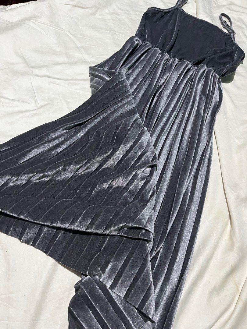 Long Velvet Dress (Category: Dresses) located in Manila. Submitted by abortedfetus (Listing ID 1393180996, Image 3). Description: Soft velvet fabric Metallic gray color Adjustable straps Pleated skirt .