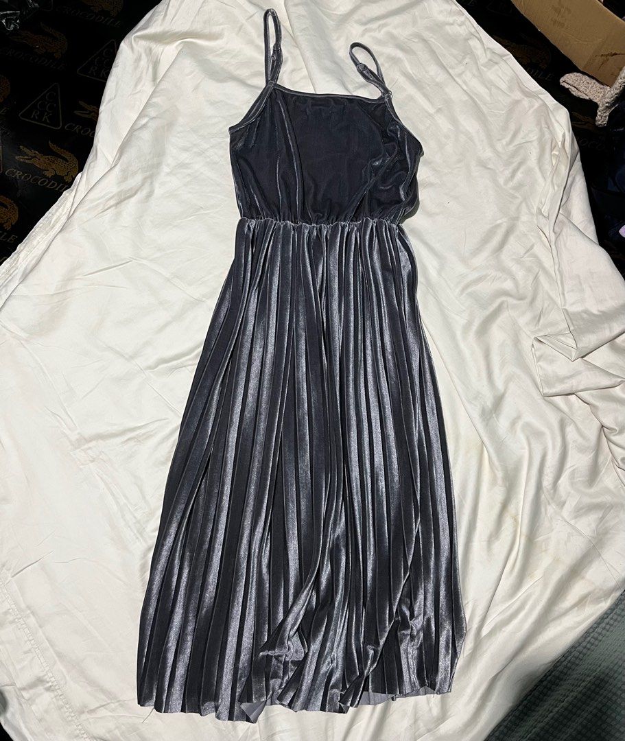 Long Velvet Dress (Category: Dresses) located in Manila. Submitted by abortedfetus (Listing ID 1393180996, Image 2). Description: Soft velvet fabric Metallic gray color Adjustable straps Pleated skirt .
