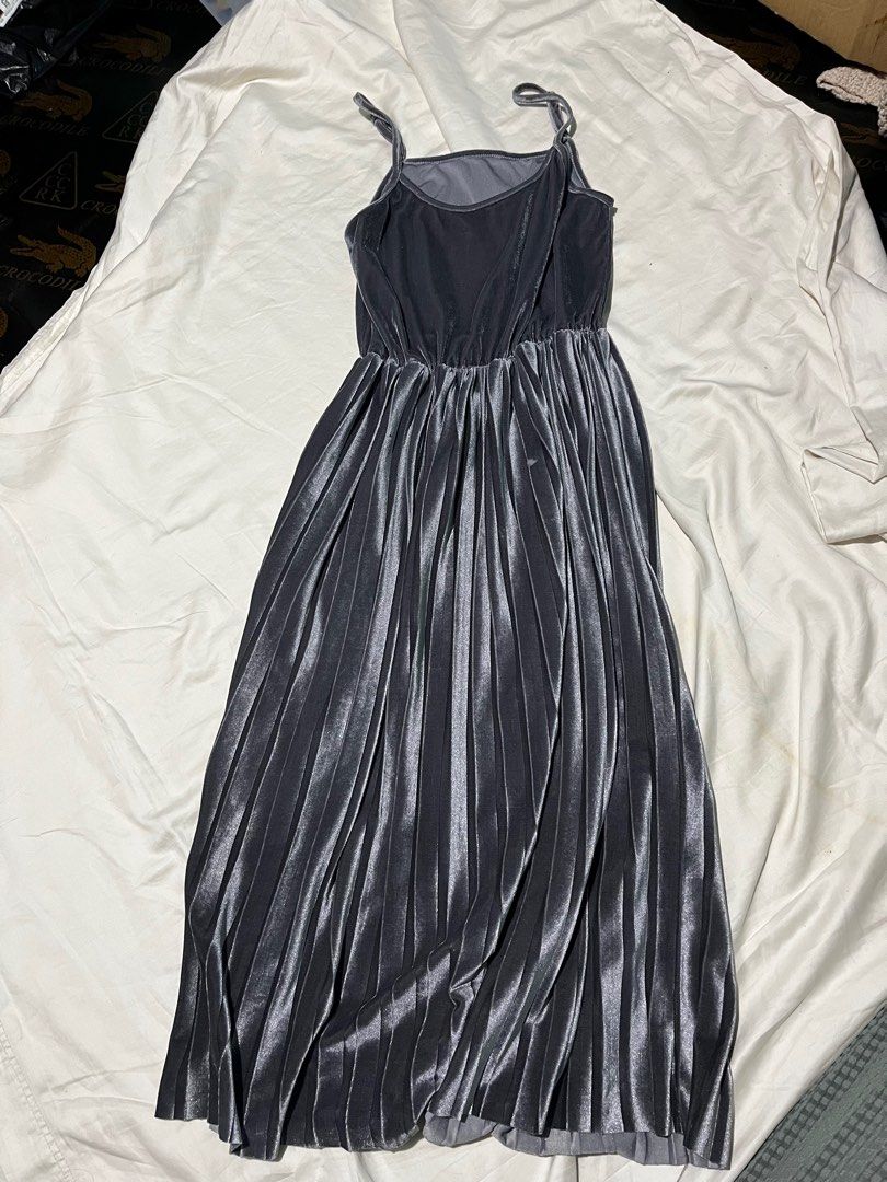 Long Velvet Dress (Category: Dresses) located in Manila. Submitted by abortedfetus (Listing ID 1393180996, Image 1). Description: Soft velvet fabric Metallic gray color Adjustable straps Pleated skirt .