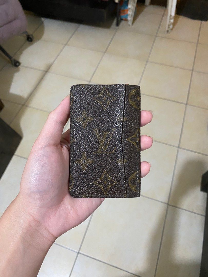 LV Bifold Card Holder (Category: Wallets & Card holders) located in Muntinlupa City. Submitted by angelo_0613 (Listing ID 1393191709, Image 1). Description: LV Bifold Card Holder Used With Minor flaws (fading of leather and some loose stitching) Still very presentable 3500 slightly nego.