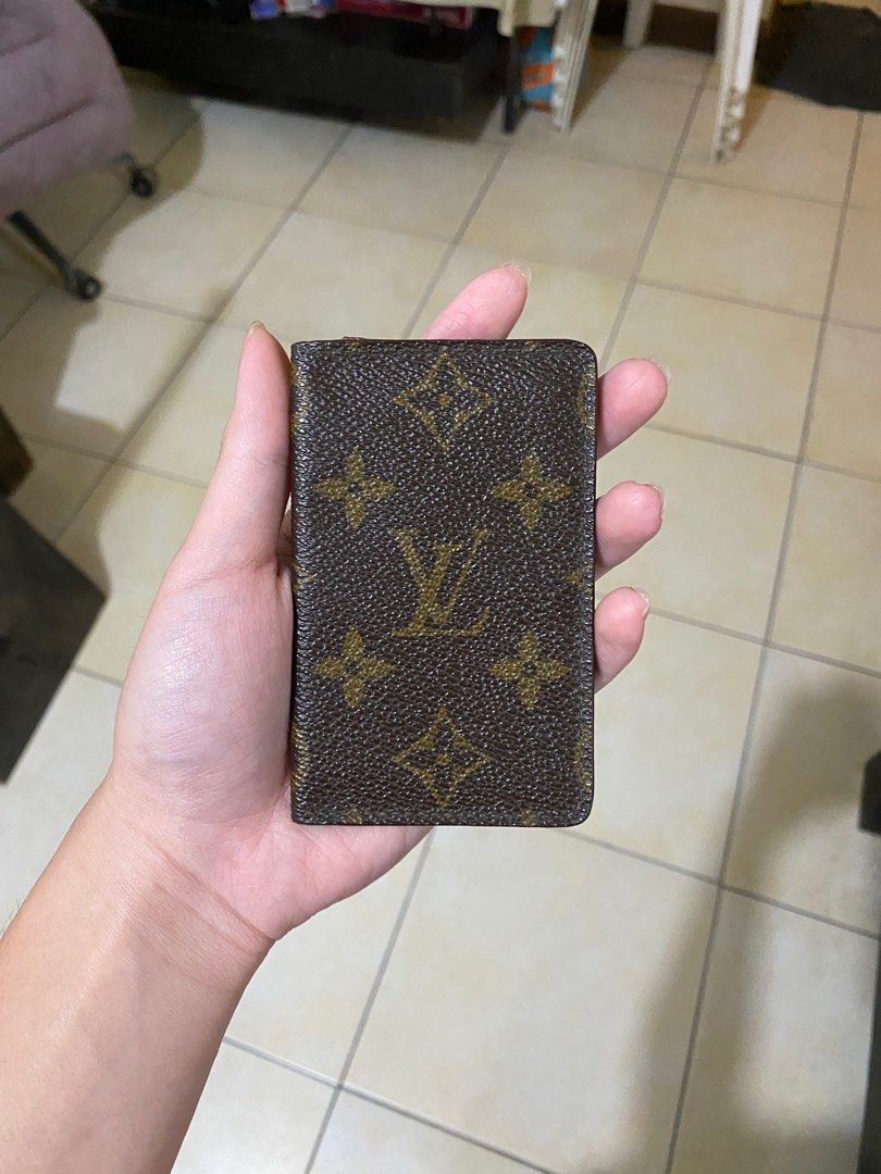 LV Bifold Card Holder (Category: Wallets & Card holders) located in Muntinlupa City. Submitted by angelo_0613 (Listing ID 1393191709, Image 2). Description: LV Bifold Card Holder Used With Minor flaws (fading of leather and some loose stitching) Still very presentable 3500 slightly nego.