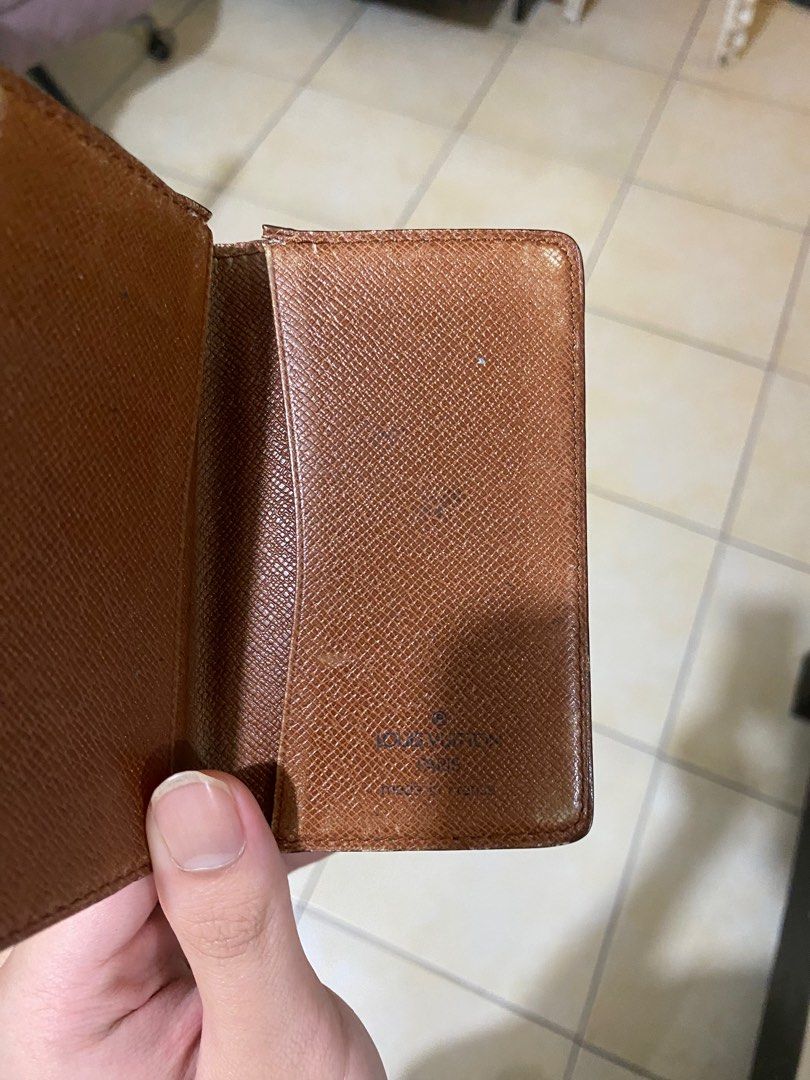 LV Bifold Card Holder (Category: Wallets & Card holders) located in Muntinlupa City. Submitted by angelo_0613 (Listing ID 1393191709, Image 3). Description: LV Bifold Card Holder Used With Minor flaws (fading of leather and some loose stitching) Still very presentable 3500 slightly nego.