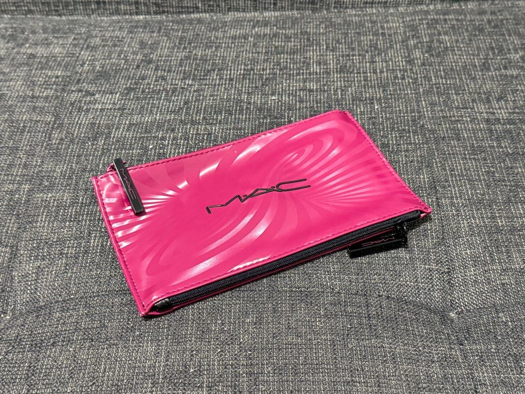 Mac make up pouch (Category: Makeup) located in Makati City. Submitted by intjminimalist (Listing ID 1393222786, Image 1). Description: Decluttering.