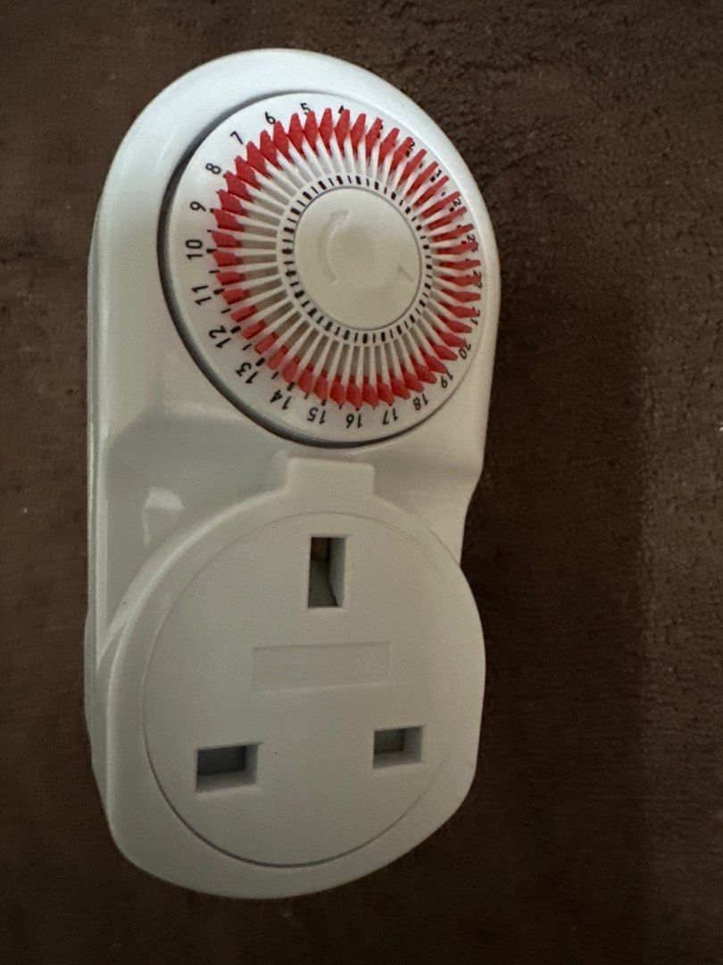 Mini Timer TE-260 （分類：轉插器及插頭）位於 Hong Kong。 由 aki0w0 提交（商品編號 1393226982，圖片 3）。簡介： Mini timer is designed for indoor use and has a 24-hour setting. It features 30-minute intervals per pin and is easy to use. The timer can be plugged into a socket and offers energy-saving benefits. It has multiple on/off settings and can be set for up to 24 hours. The model is TE-260 and operates on 220-240V, 50Hz, and 13A. 稍微用過 無盒無包裝 說明書如上。